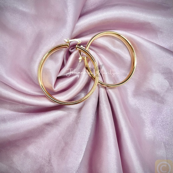 18k Gold Filled Diamond Cut Design Hoop Earrings 1.75” ✨ - Picture 4 of 9